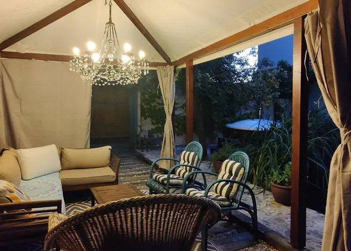 Viento De Ladera Con Piscina Cubierta